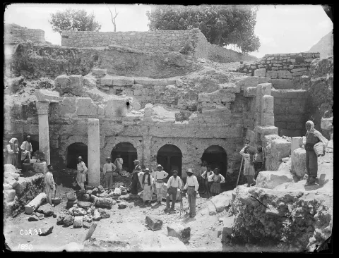 Peirene facade with a group of workmen, 1898