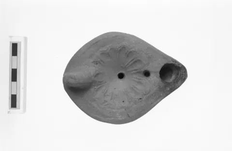 Roman terracotta lamp Broneer Type XXVIII with rosette decoration on disc, burning on nozzle, 5th-6th centuries AD (cat. no. L 1641)